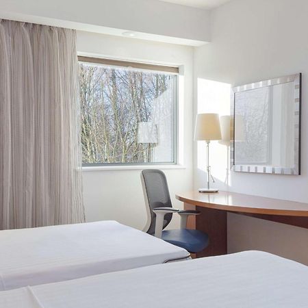 Hotel Hampton By Hilton Corby Exterior foto