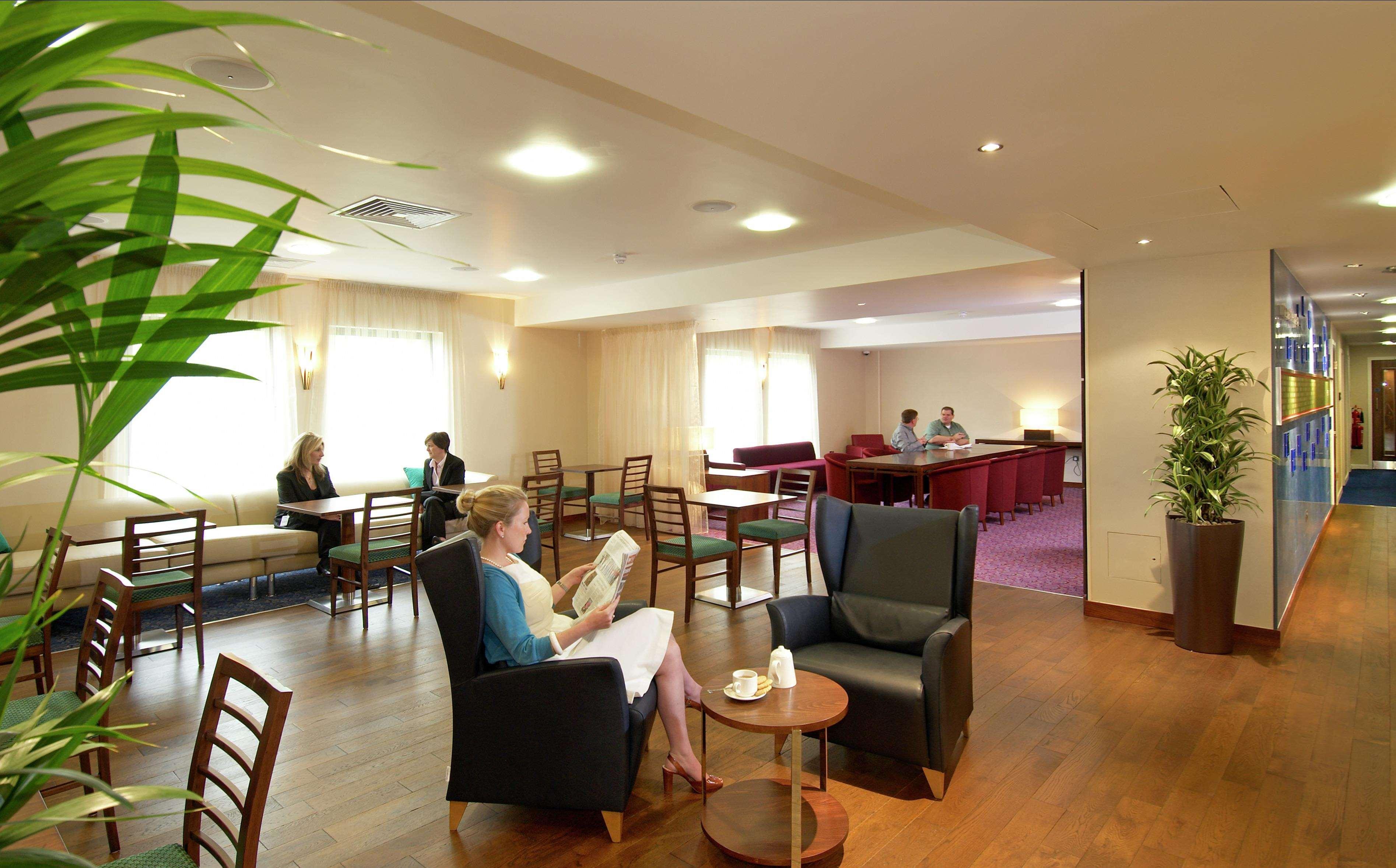 Hotel Hampton By Hilton Corby Exterior foto