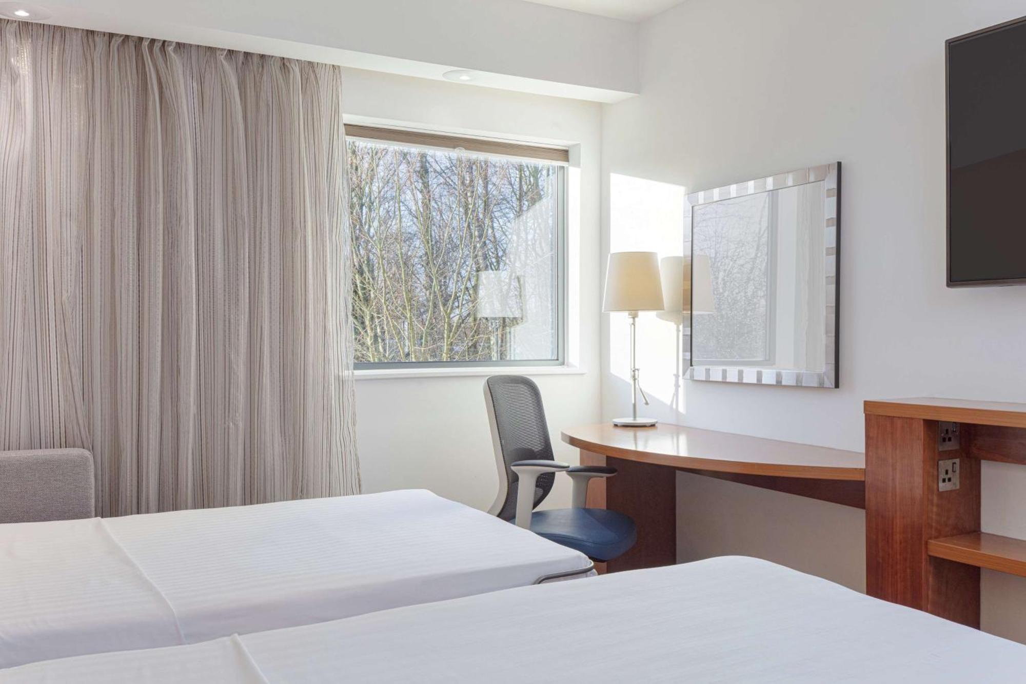 Hotel Hampton By Hilton Corby Exterior foto