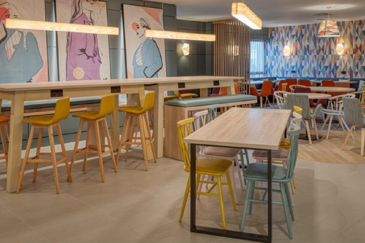 Hotel Hampton By Hilton Corby Exterior foto